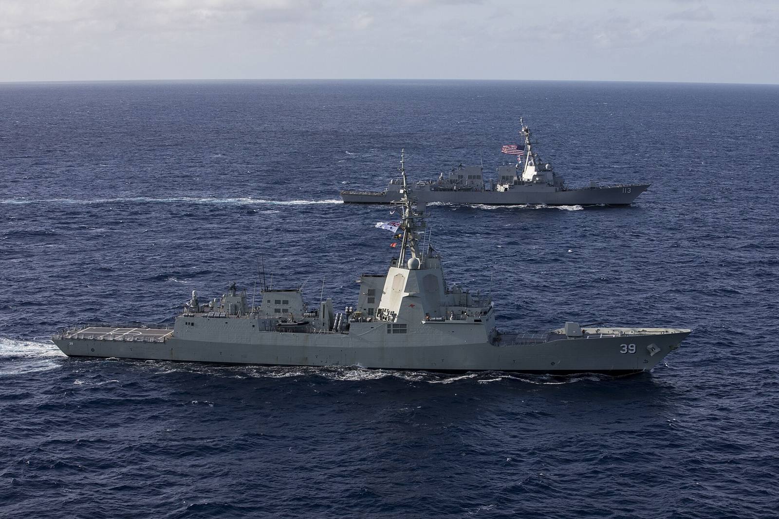 アメリカ海軍のジョン・フィンと航行するホバート。