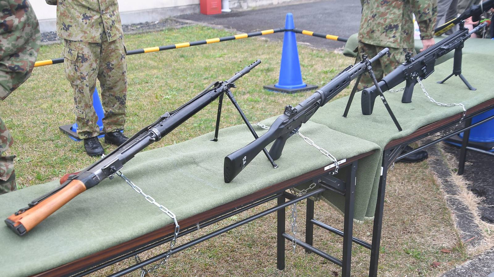 展示された64式・89式・20式小銃。世代ごとの形状の違いを見比べられる。