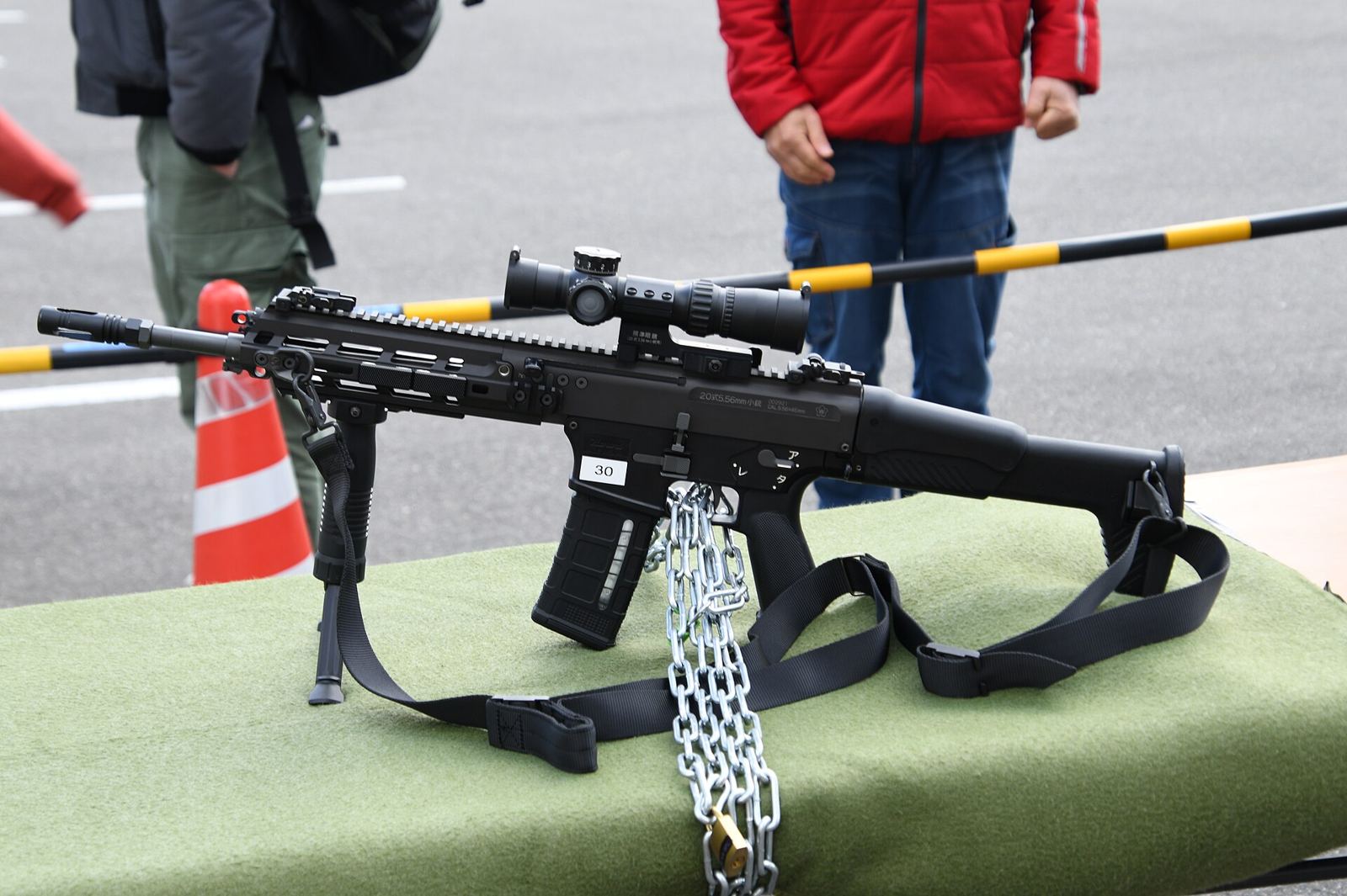 展示された20式5.56mm小銃。短い銃身と伸縮式銃床が目を引く。