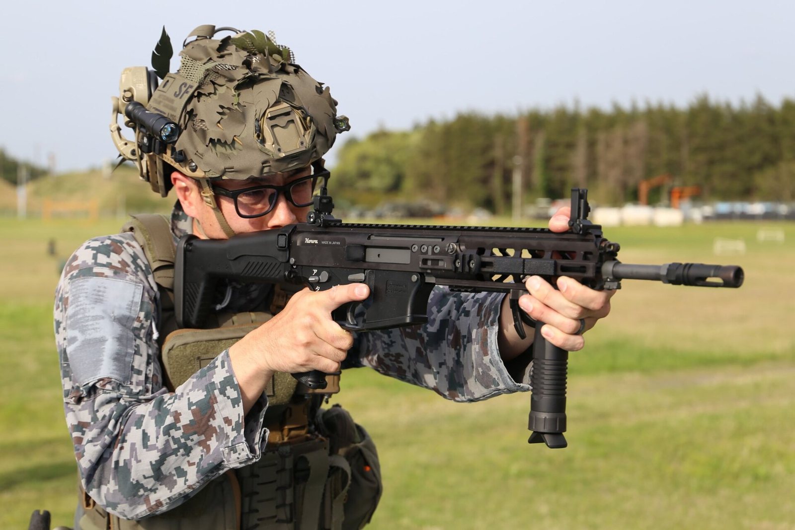 20式小銃を手にする航空自衛隊員。