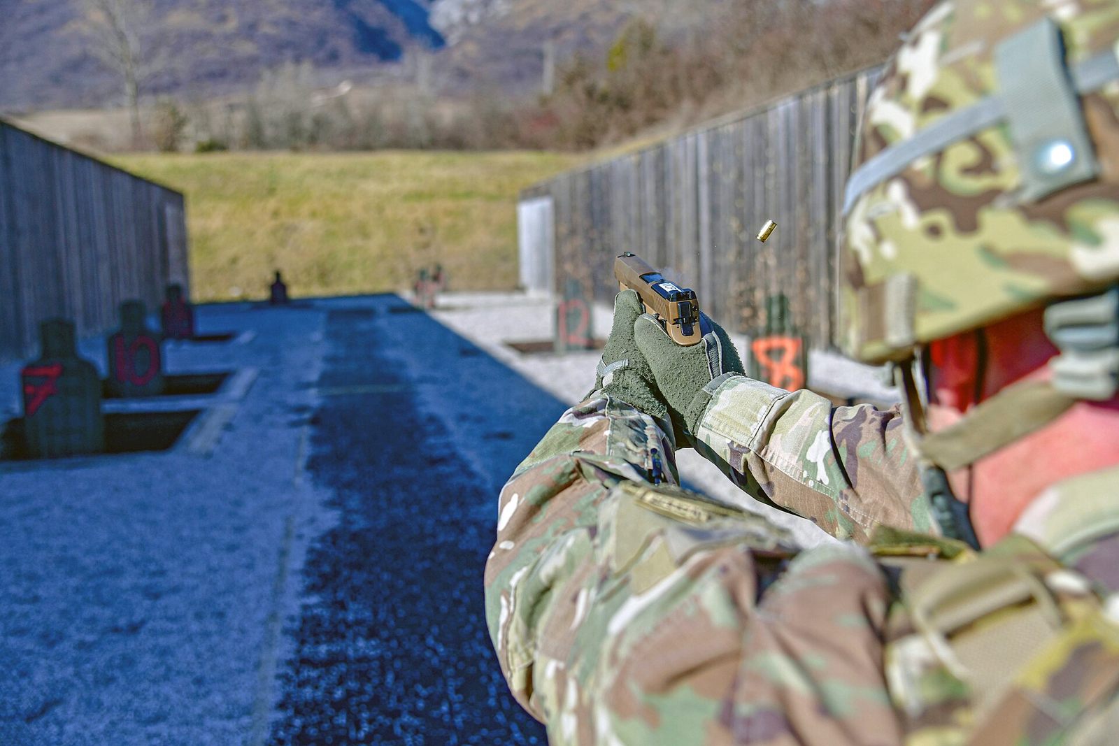 米軍の射撃訓練で使われるM17拳銃。