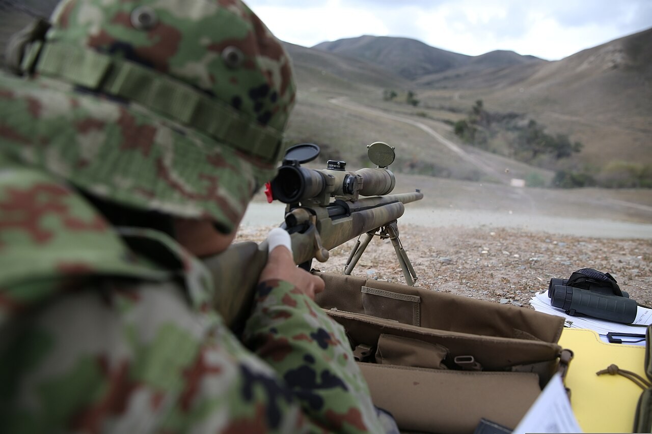 陸上自衛隊員によるM24の射撃訓練(2014年)。