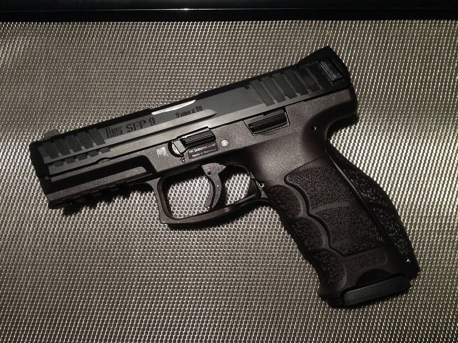 H&K SFP9。ストライカー式の9mm拳銃。