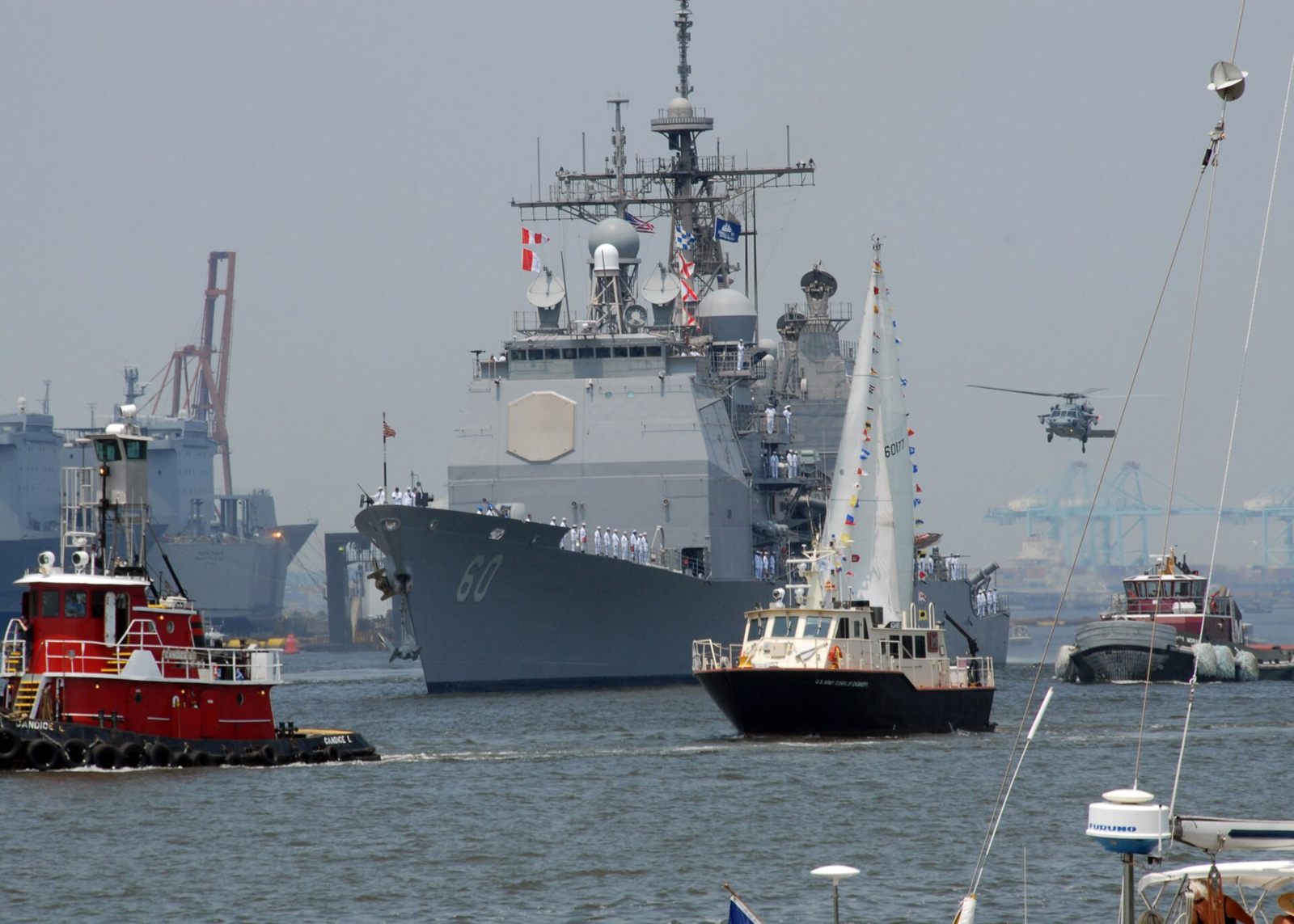 港に停泊するノルマンディー。艦橋と前部主砲が見える。