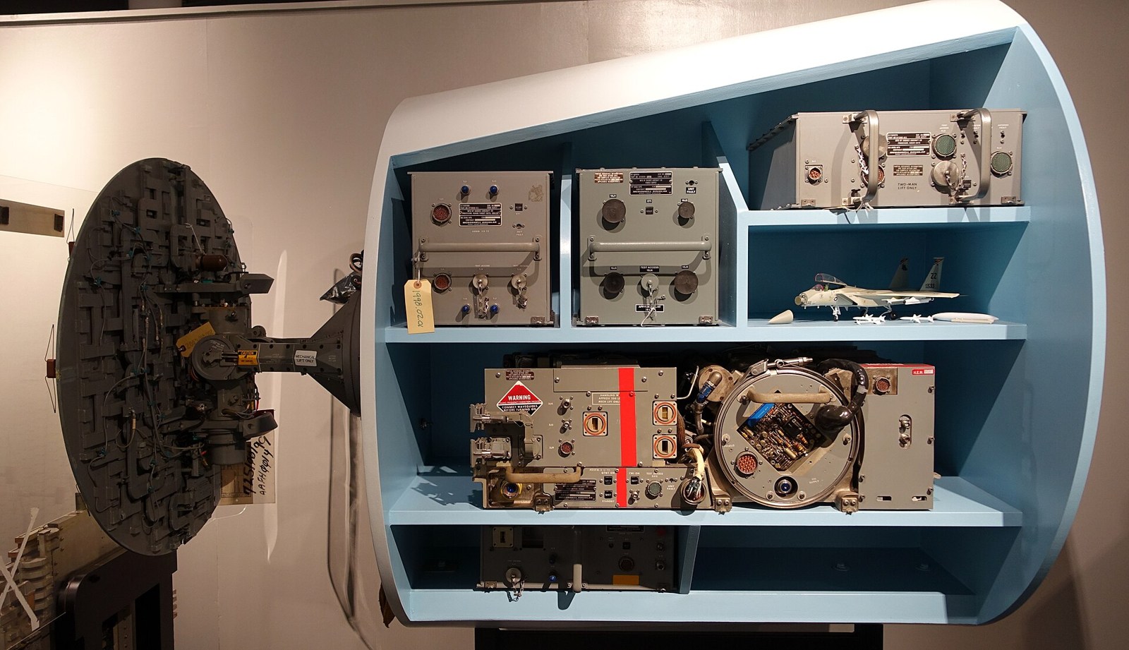 博物館に展示されたAN/APG-63。機械式レーダーのアンテナと支持機構が見える。