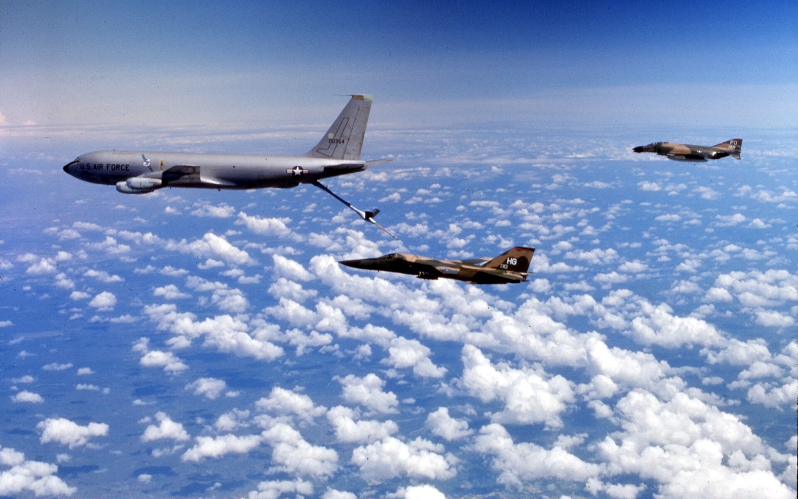 KC-135から給油を受けるF-111A。後方ではF-4が順番を待つ。