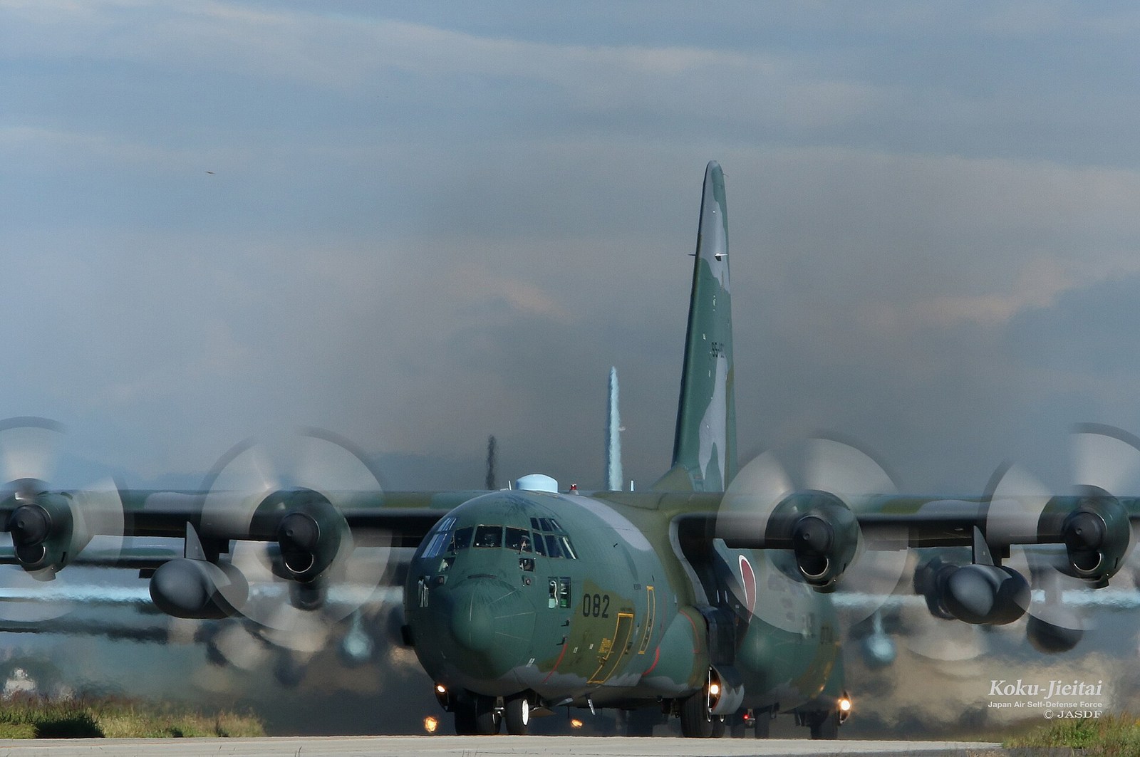 航空自衛隊のC-130H。高い位置の主翼と4基のターボプロップエンジンが特徴。