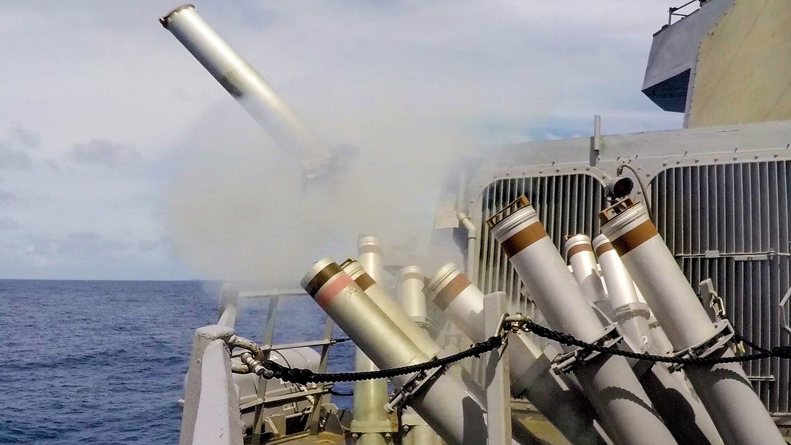 駆逐艦バリーのMk 36発射装置から射出されるチャフ弾(2016年)。