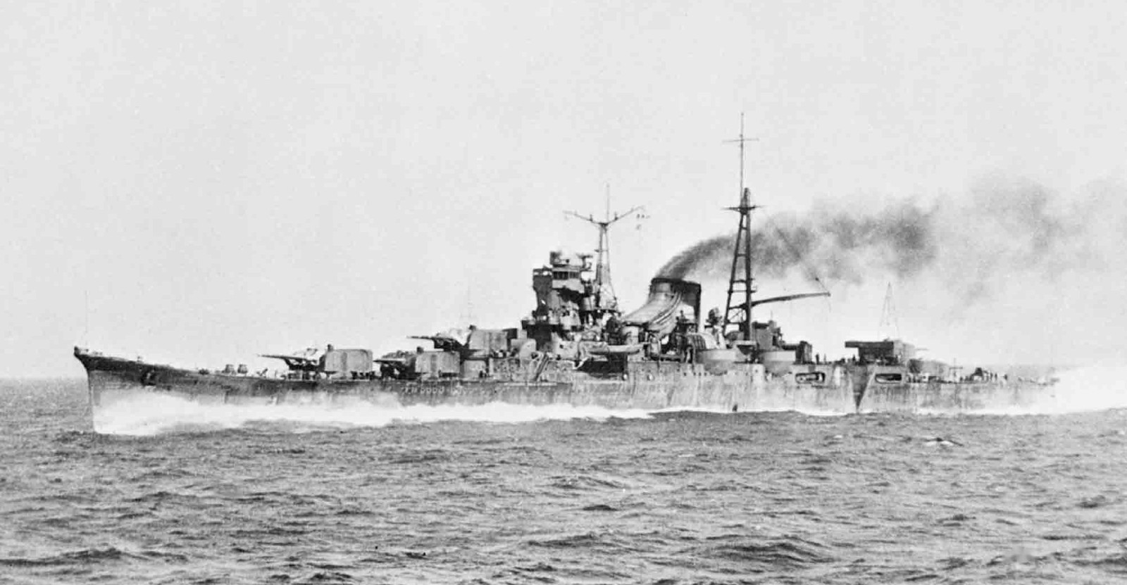 15.5cm砲を装備していた完成当時の最上（1935年、公試中）。