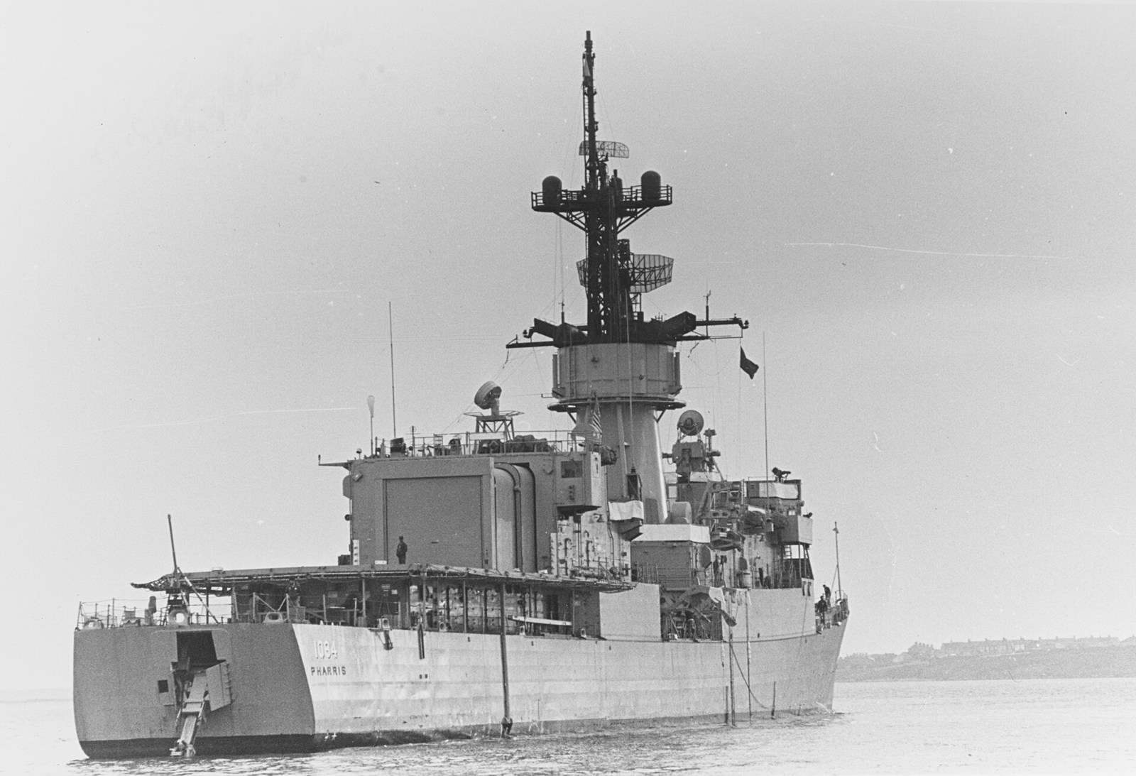 艦尾から曳航式ソナーを展開する米海軍フリゲート、ファリス（1978年）。