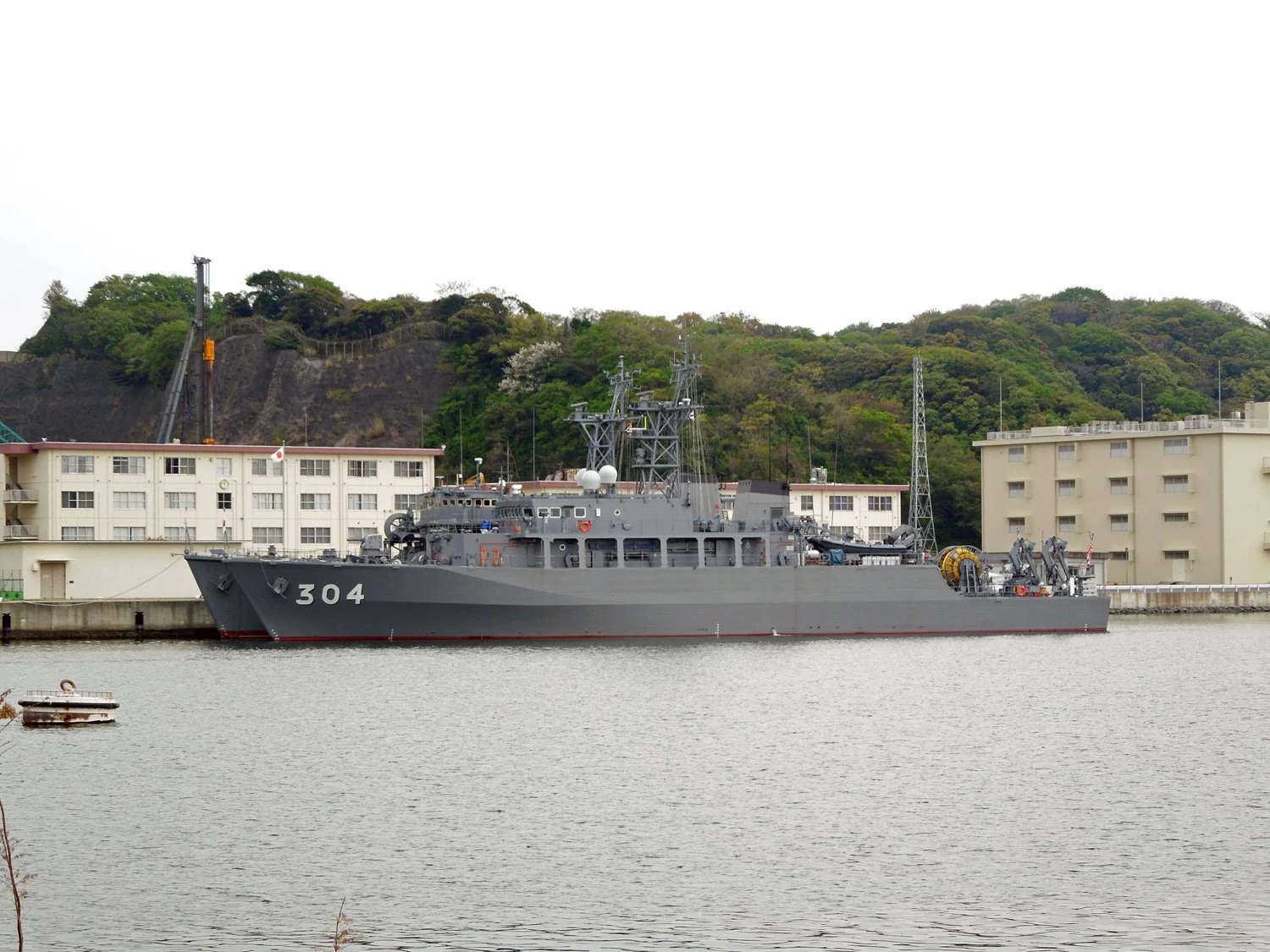 海上自衛隊の掃海艦「あわじ」(MSO-304)。