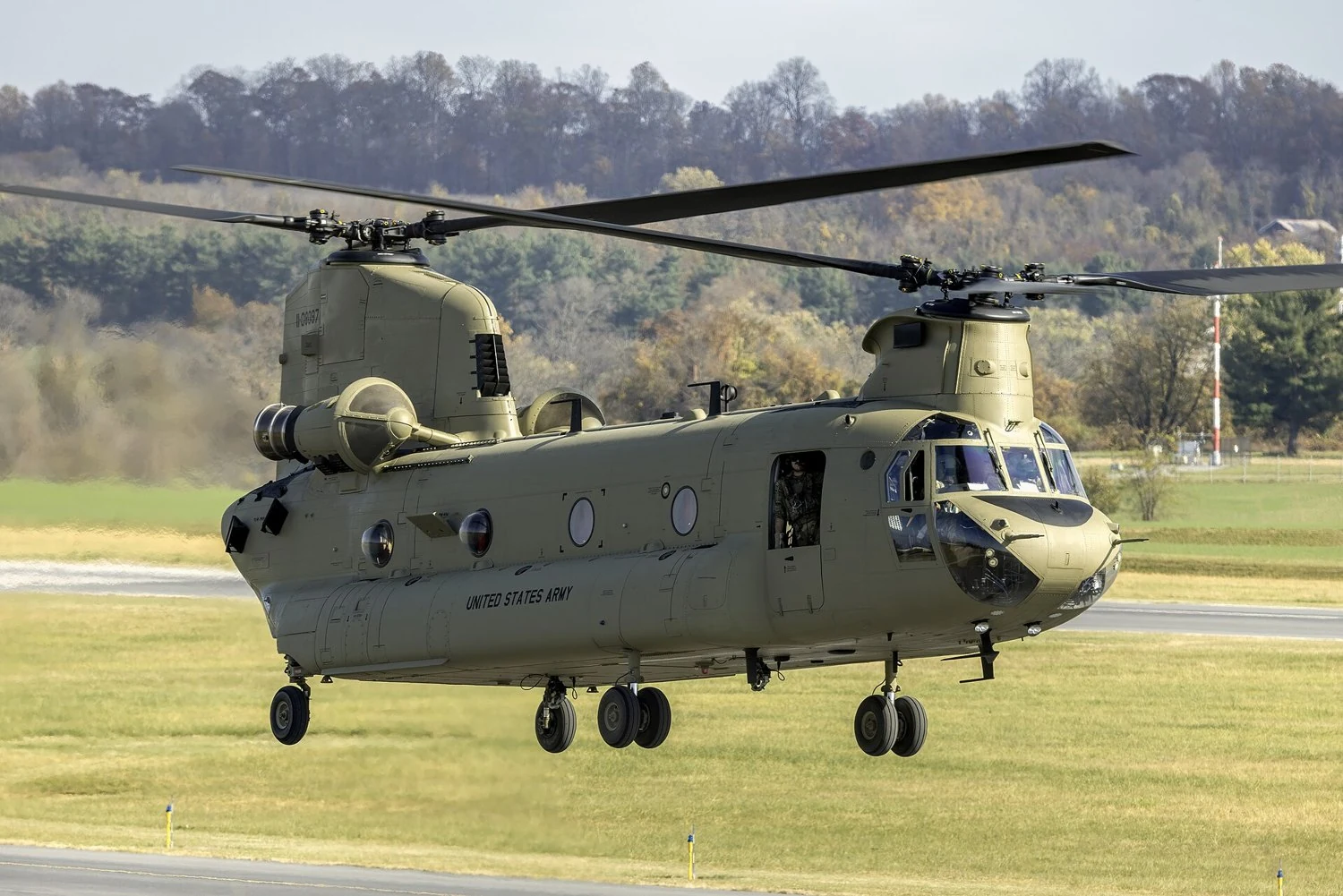 CH-47Fの飛行姿。前後に一つずつ主ローターを備える。