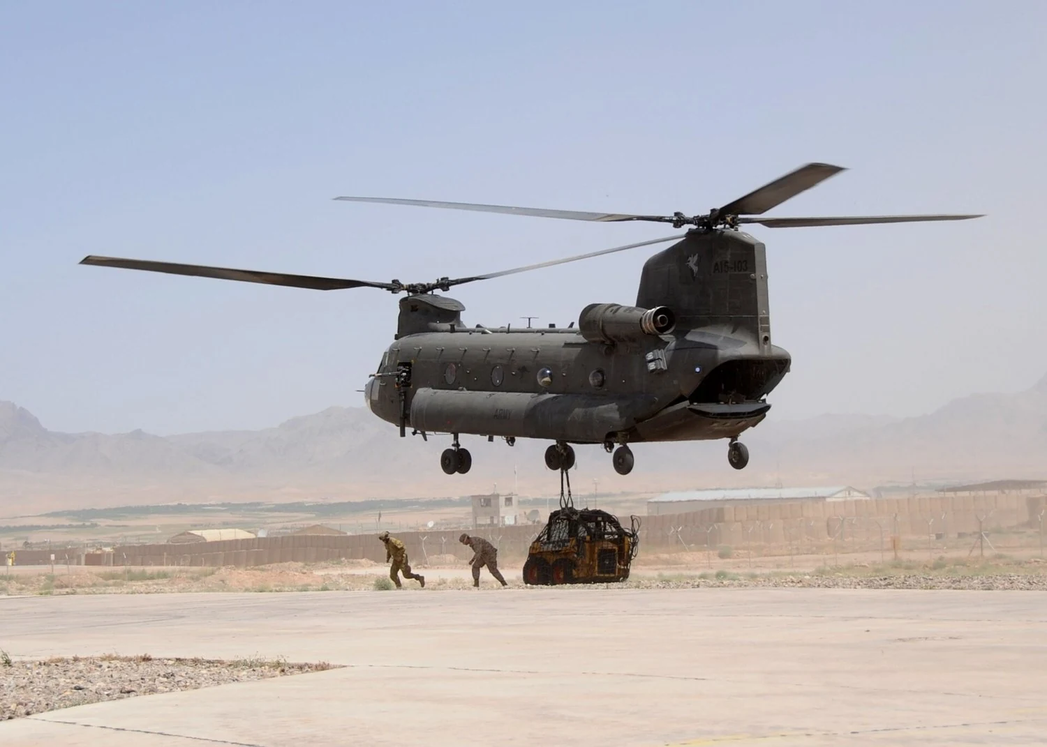 機体の外に貨物を吊り下げるCH-47。後方のランプから運ぶ機内貨物とは別の搭載方式。