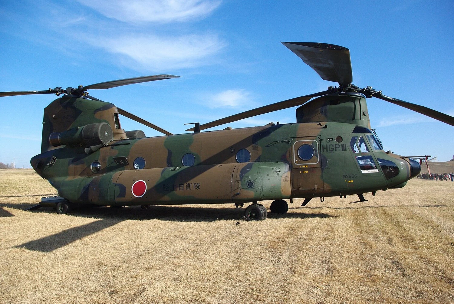 陸上自衛隊のCH-47JA。胴体側面の大型燃料タンクが特徴。