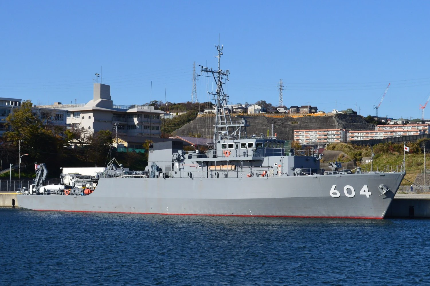 横須賀港の掃海艇「えのしま」(MSC-604)。
