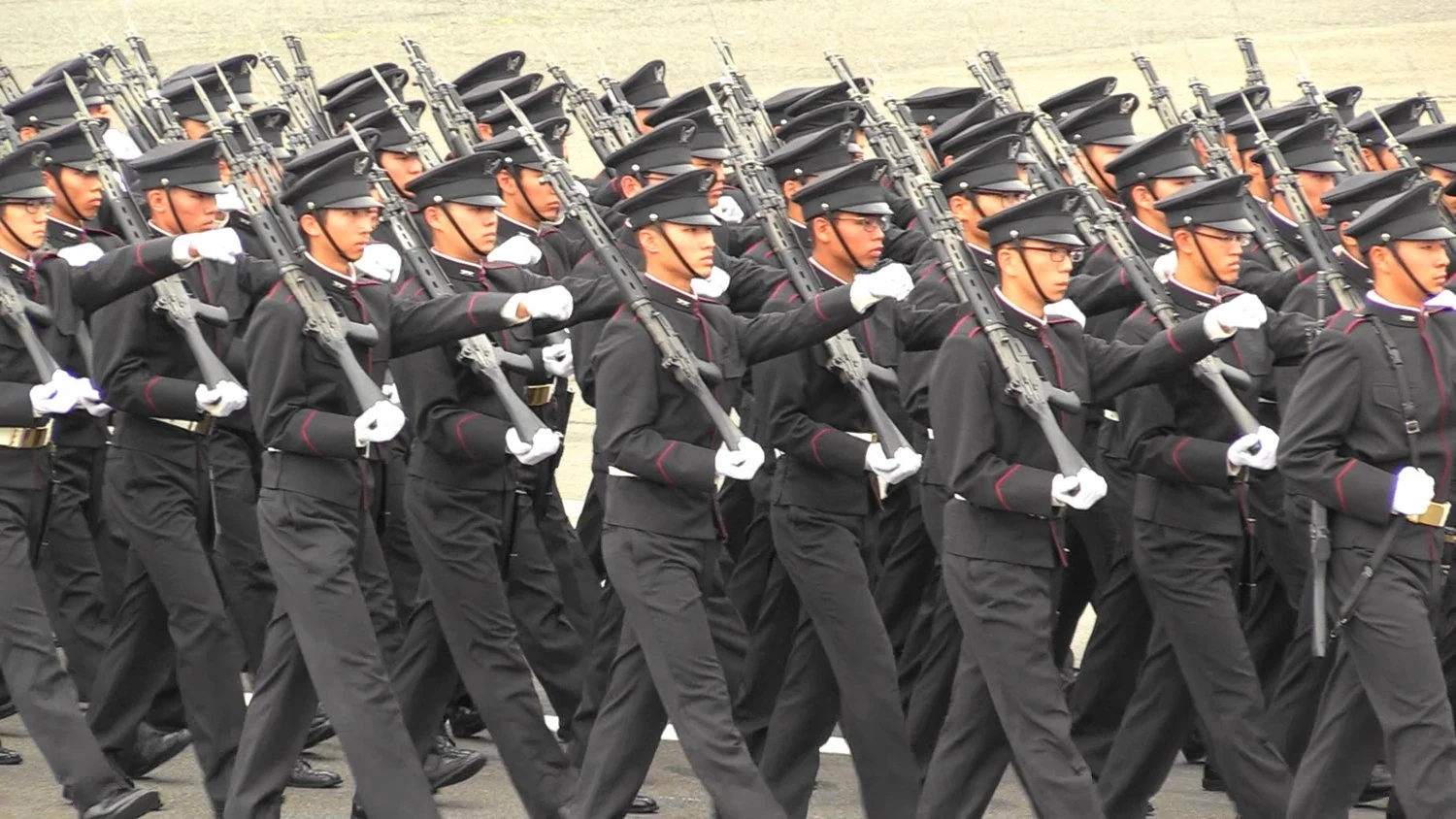 2018年の自衛隊記念日観閲式の予行で行進する高等工科学校生徒。