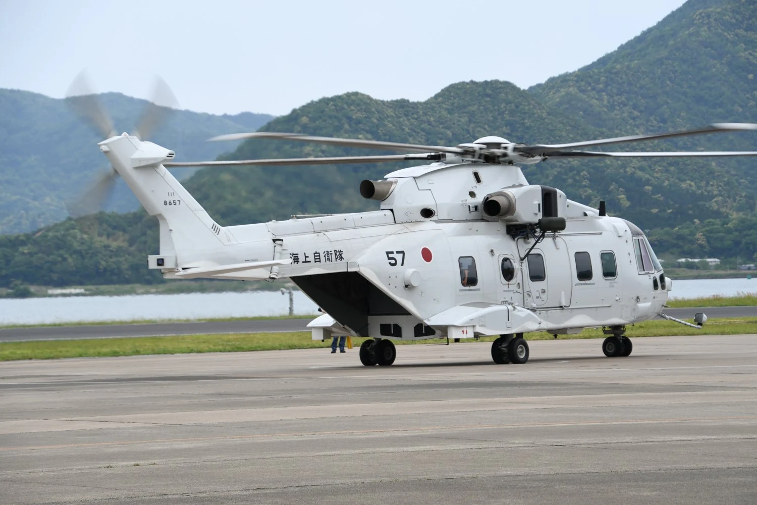 舞鶴航空基地を走行する海上自衛隊のMCH-101。AW101を基にした掃海・輸送型。