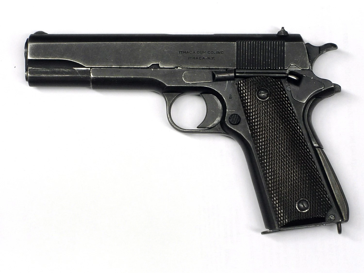 第二次大戦期にイサカが製造したM1911系拳銃。