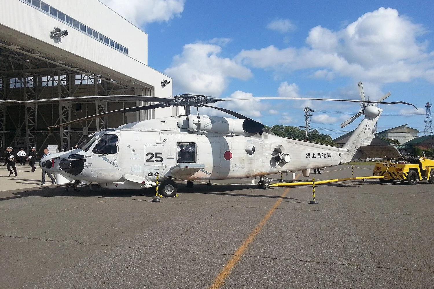 海上自衛隊のSH-60K。対潜哨戒向けの発展型で、UH-60J救難型とは任務も装備も異なる。