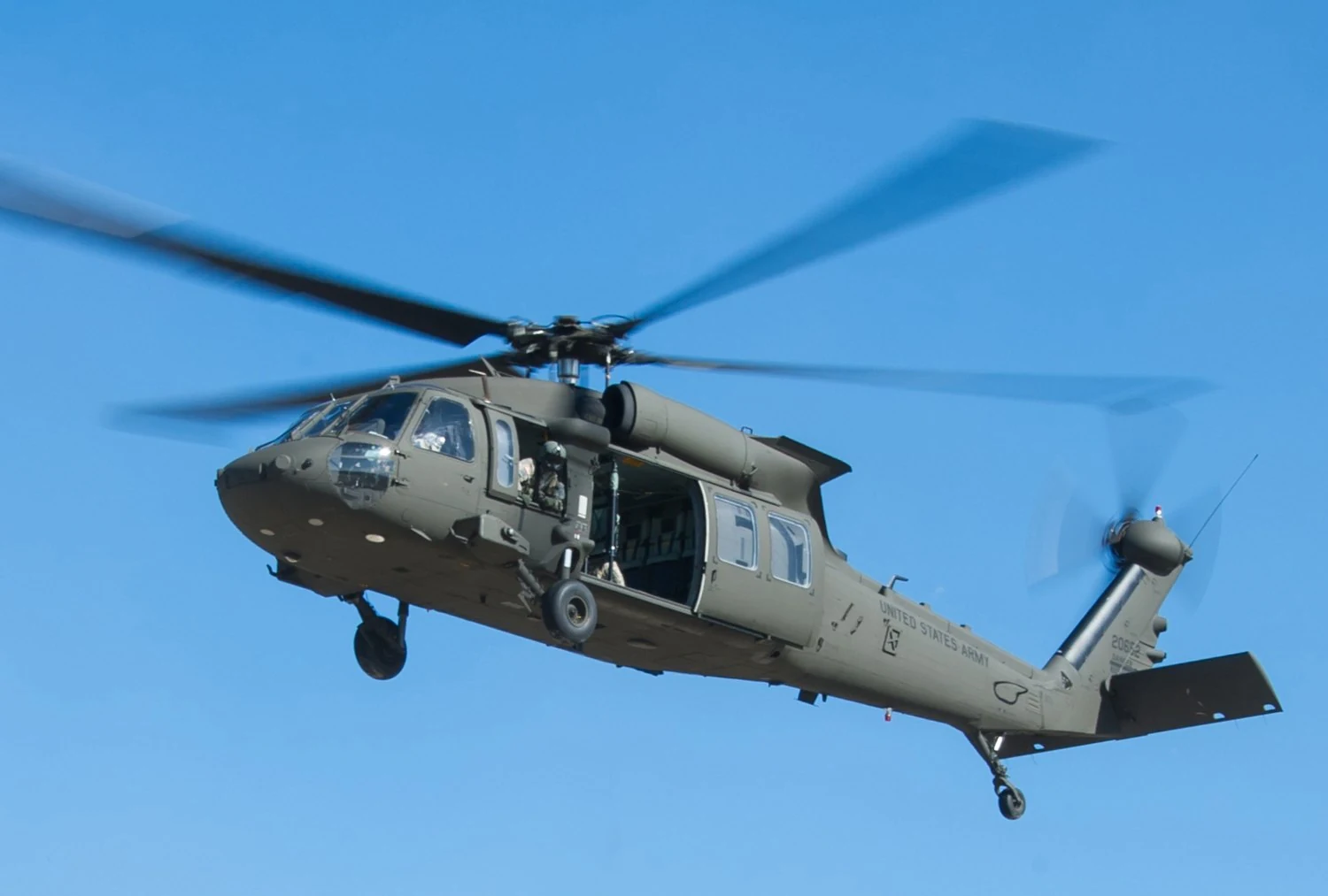 米陸軍のUH-60M。四枚の主ローターと尾部のローターを備える。