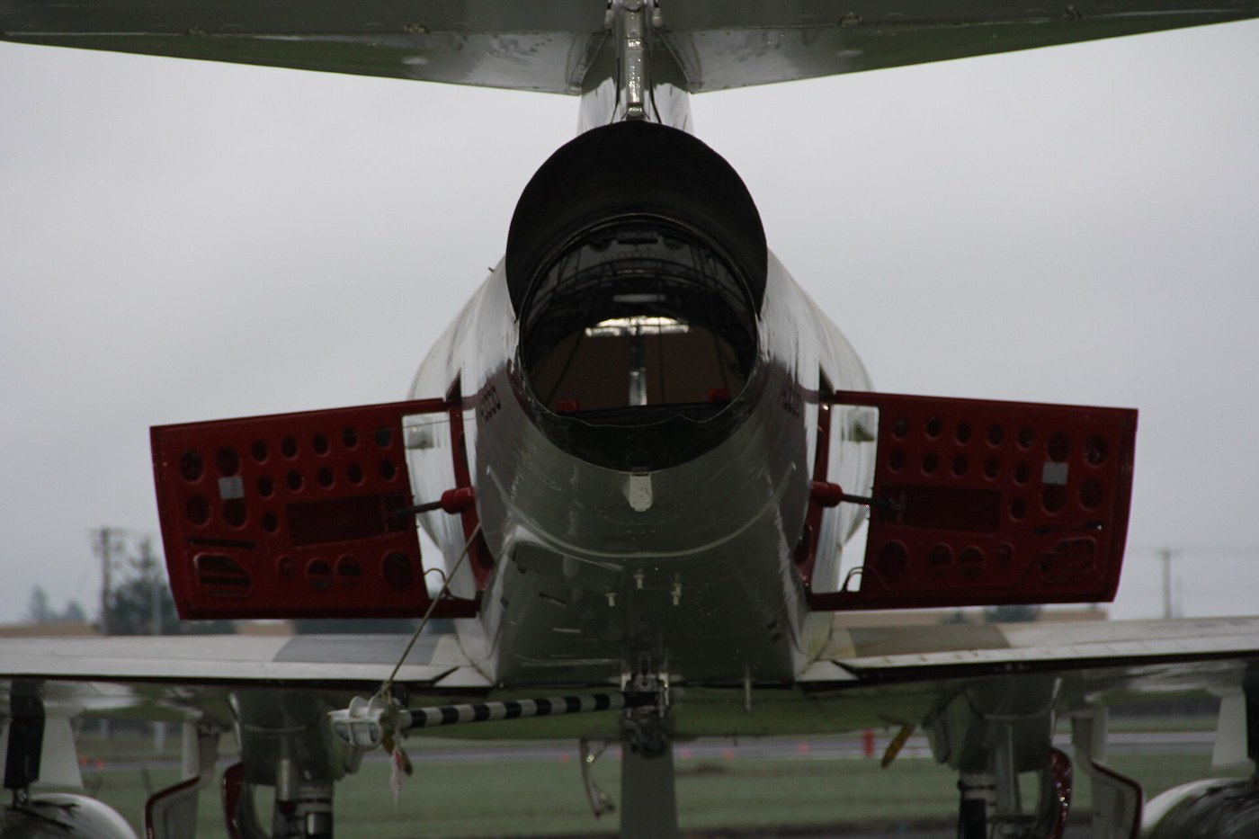 前方から見たA-4スカイホーク。小さな機体に高い主脚を備える。