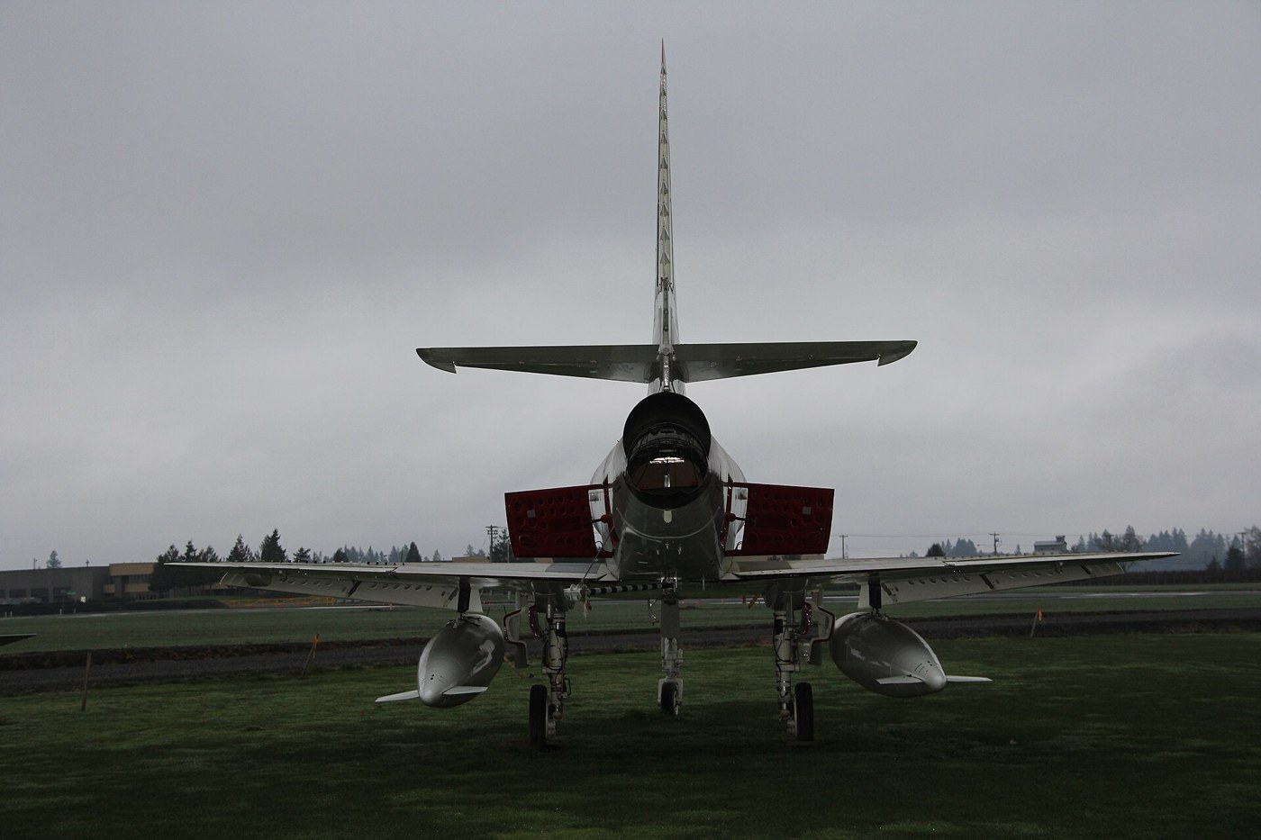 A-4スカイホークを後方から見る。