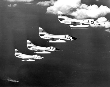 空母エセックスの上空を飛ぶA4D-2スカイホークの編隊(1961年)。
