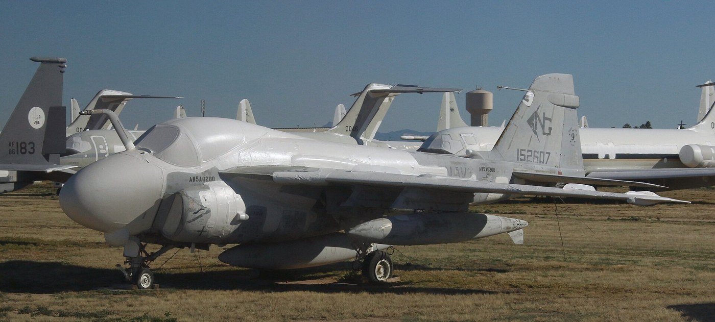 屋外展示のA-6。主翼を折り畳み、空母での格納に備える。