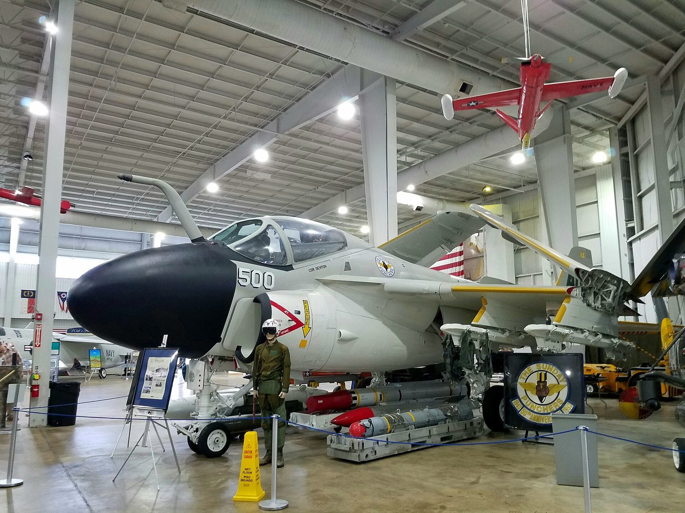 博物館に展示されたA-6イントルーダー。