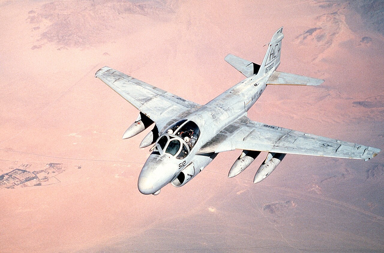 湾岸戦争期、砂漠上空を飛ぶA-6Eイントルーダー（1991年）。