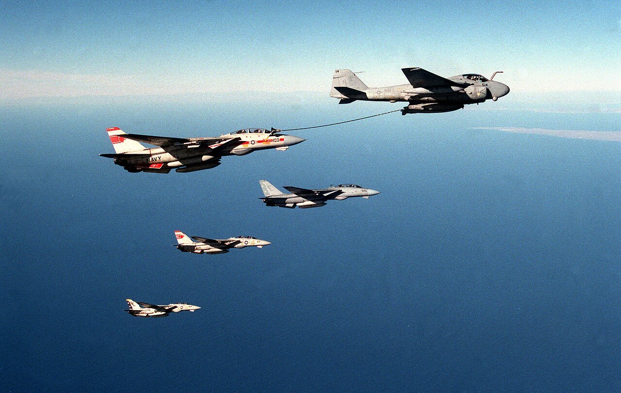 F-14に空中給油するA-6E（1989年）。
