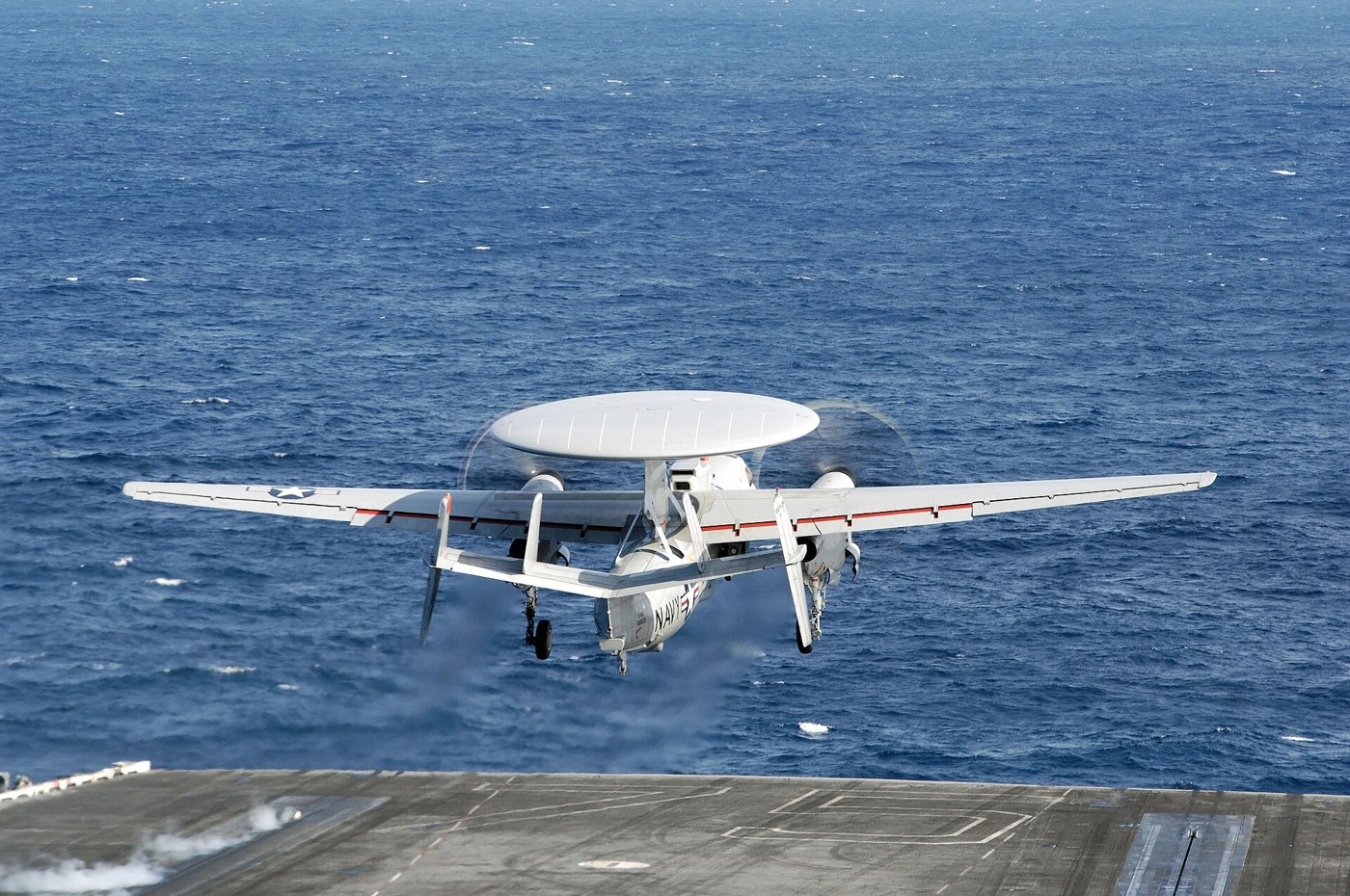空母から発艦するE-2D。