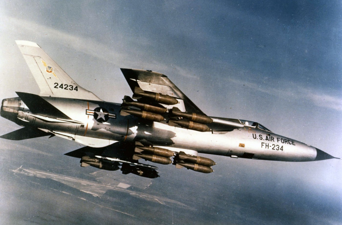 外部兵装を搭載して飛ぶF-105Dサンダーチーフ。