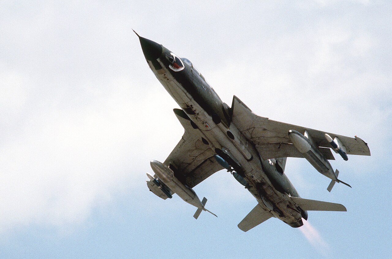 防空網制圧型F-105Gを下から見る。複座型も単発エンジンを備える。