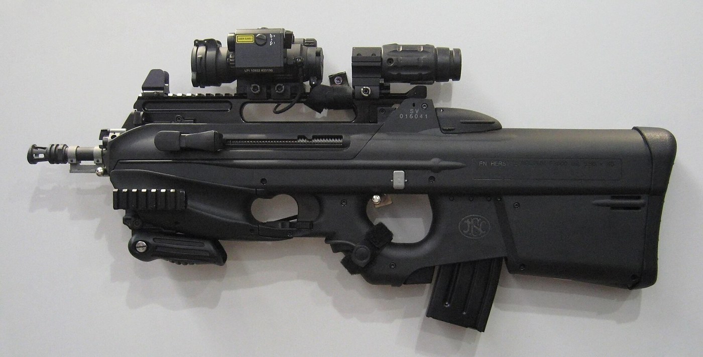 FN F2000の側面。弾倉は引き金より後ろに配置される。