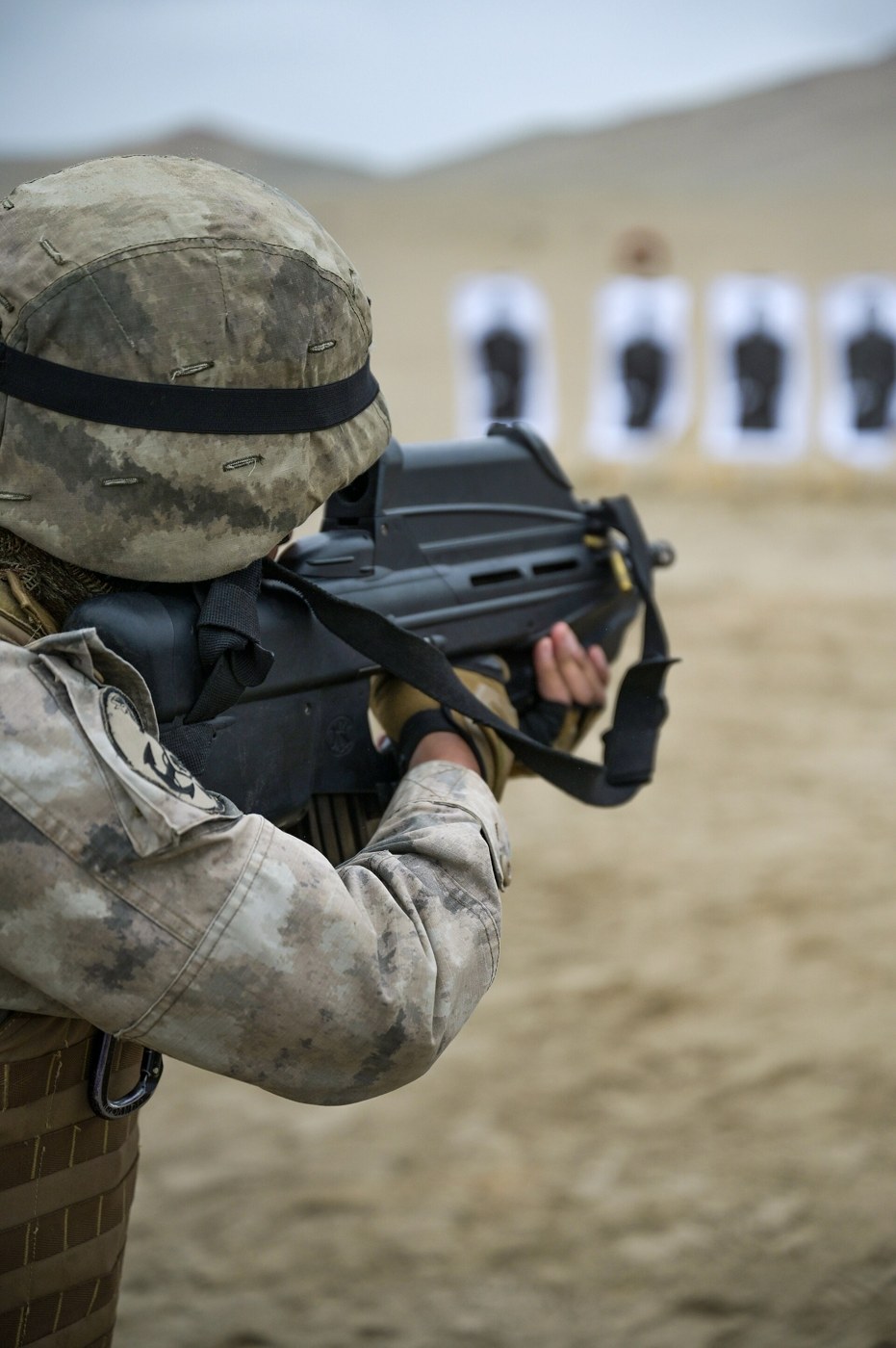 共同訓練でFN F2000を扱う米海兵隊員(2023年)。米軍の制式採用を示す写真ではない。