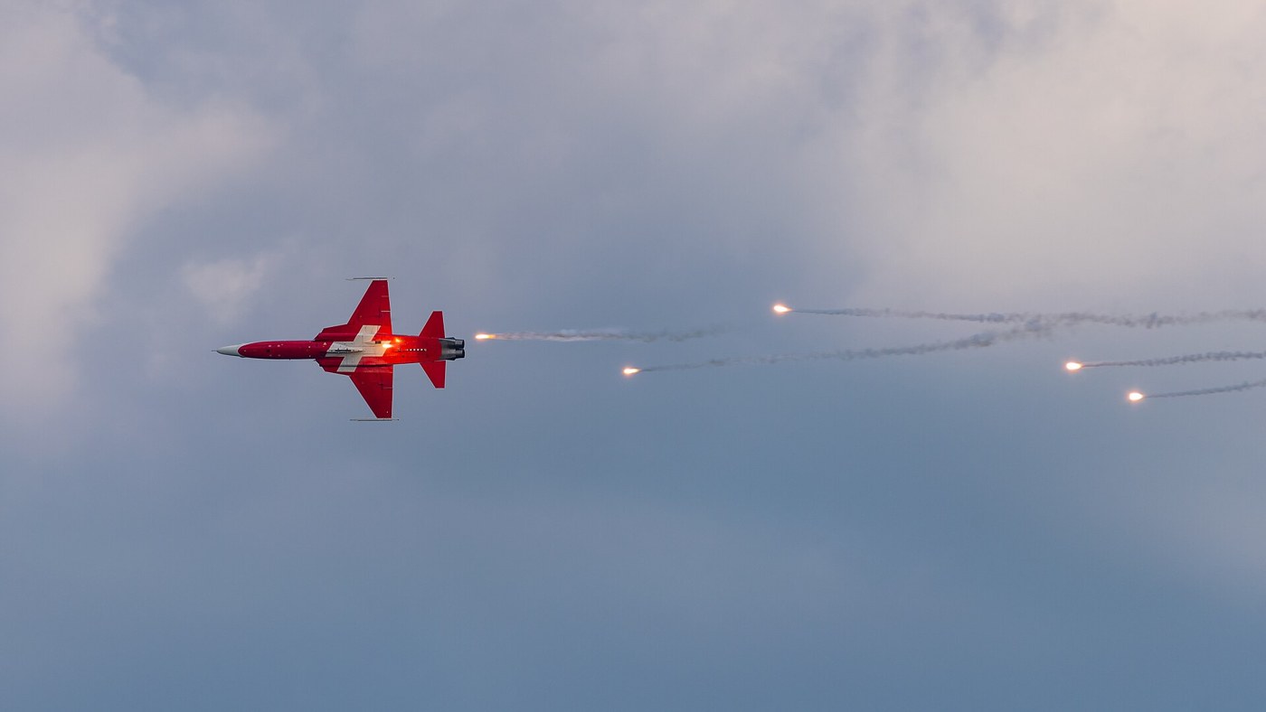 フレアを放ちながら飛ぶスイス空軍のF-5E。