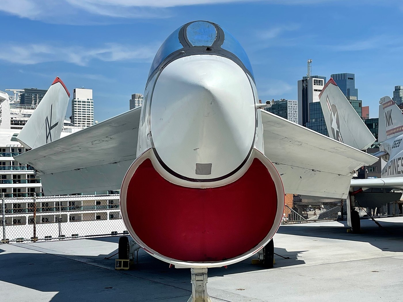 前方から見たF-8。機首下の大きな空気取り入れ口が特徴。