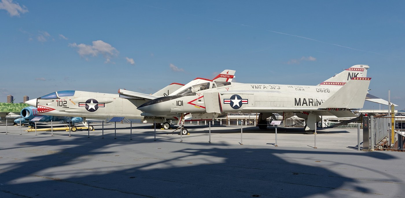 並んで展示されたF-8クルセイダーとF-4ファントムII。