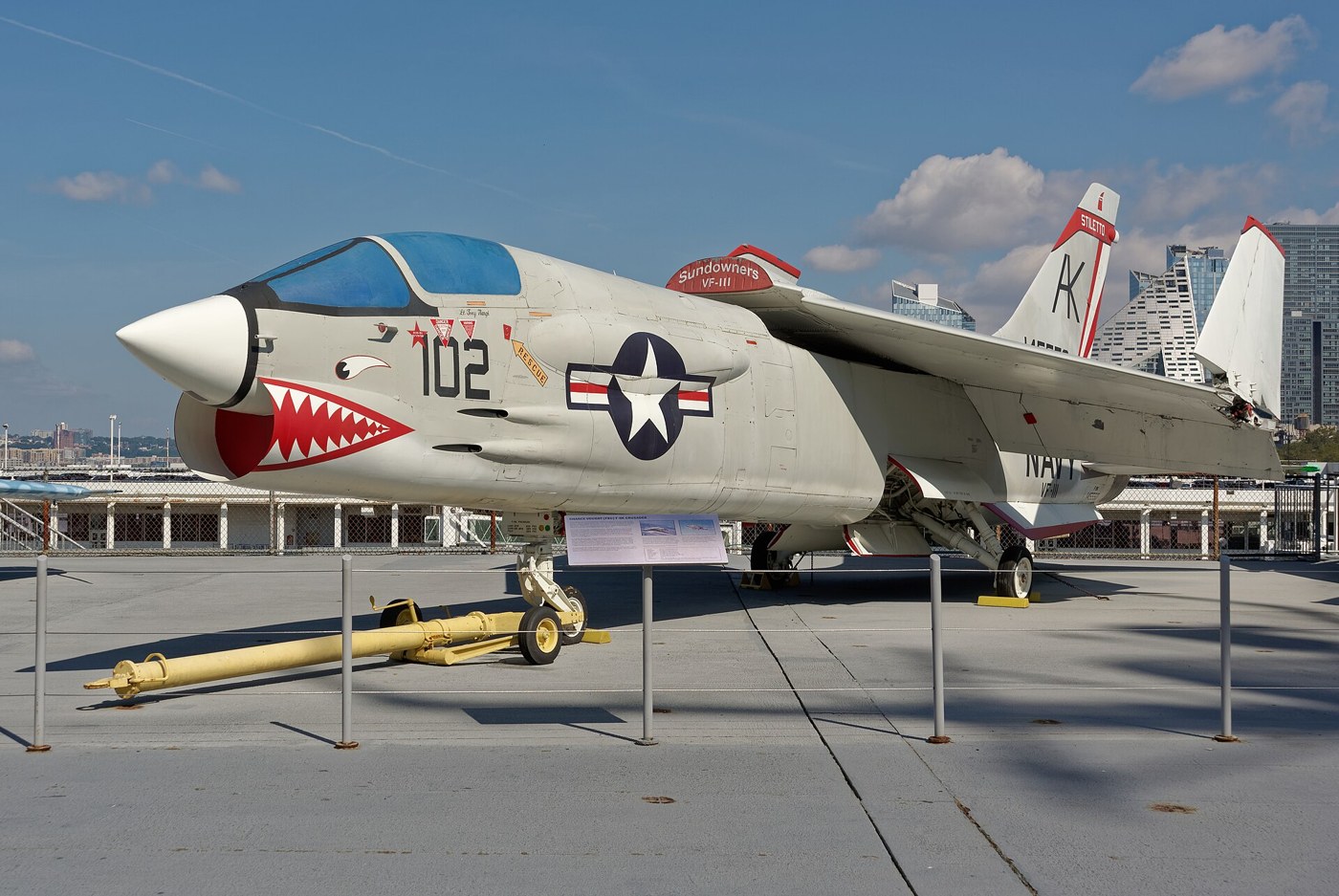 展示されたF-8クルセイダー。