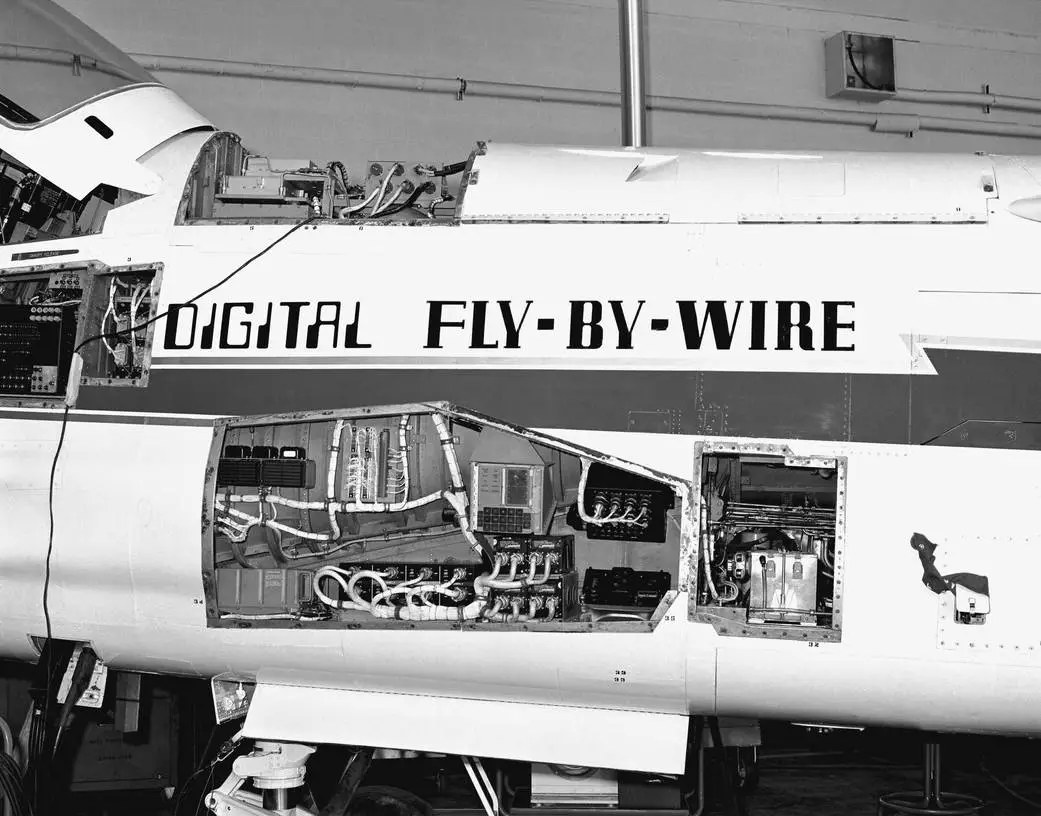デジタル・フライ・バイ・ワイヤの研究に使われたNASAのF-8。