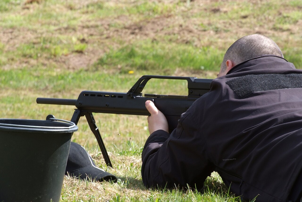 G36を携行する警察官。HK433と操作の系譜を比較できる。