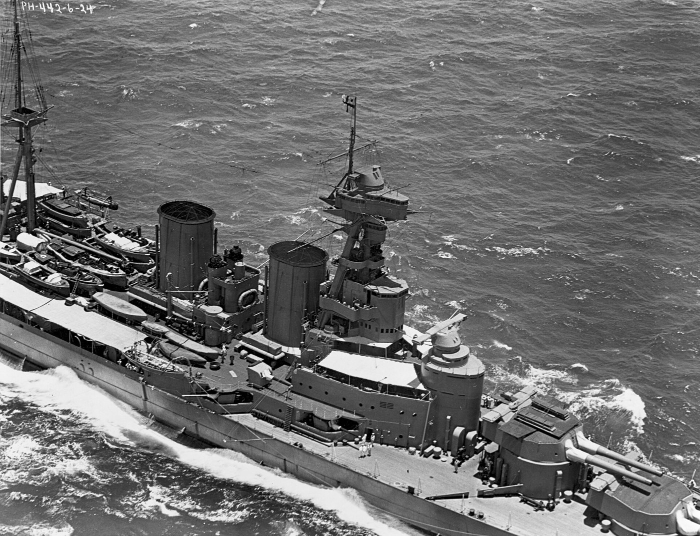 フッドの艦橋・前部主砲と中央部を上空から見る（1924年）。