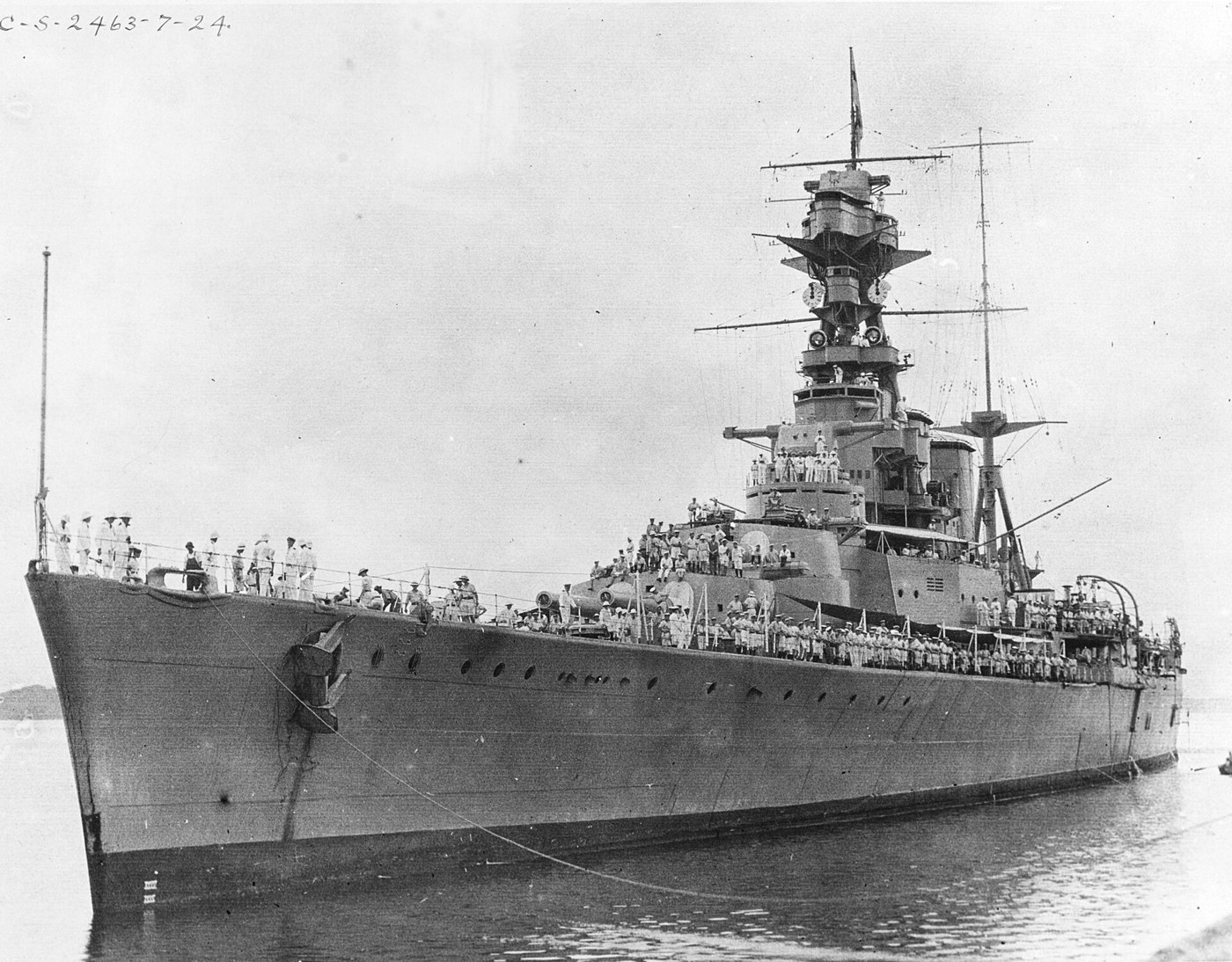 フッドの前甲板から艦橋を見上げる。