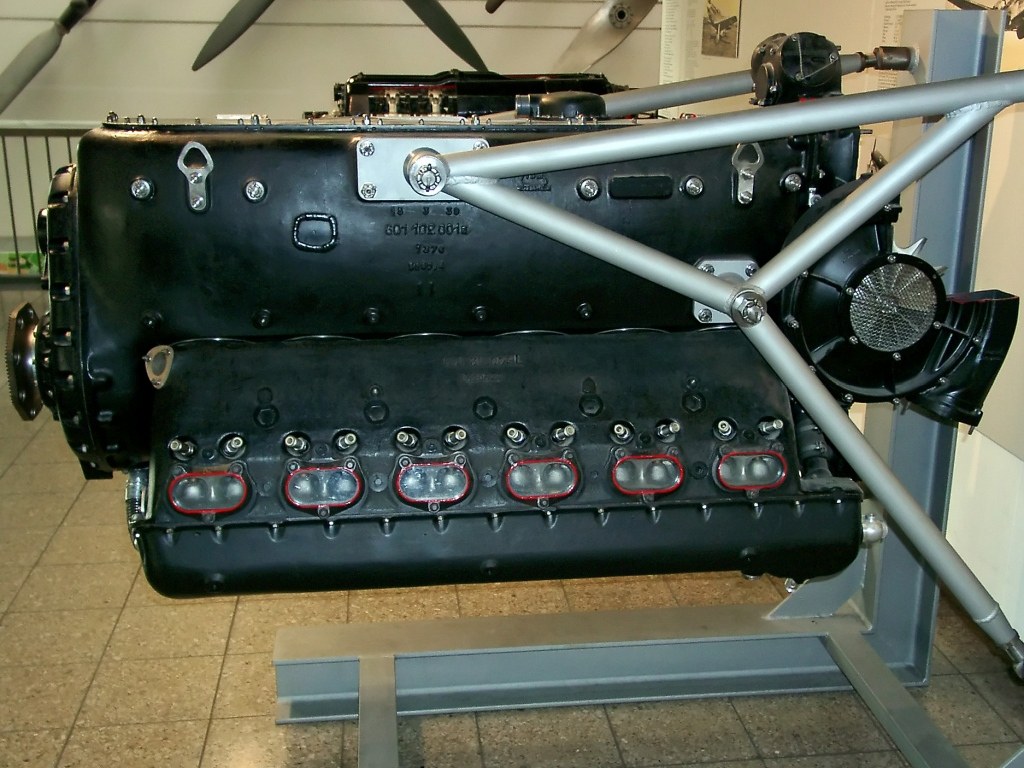 展示されたダイムラー・ベンツDB601。倒立V型の液冷エンジン。