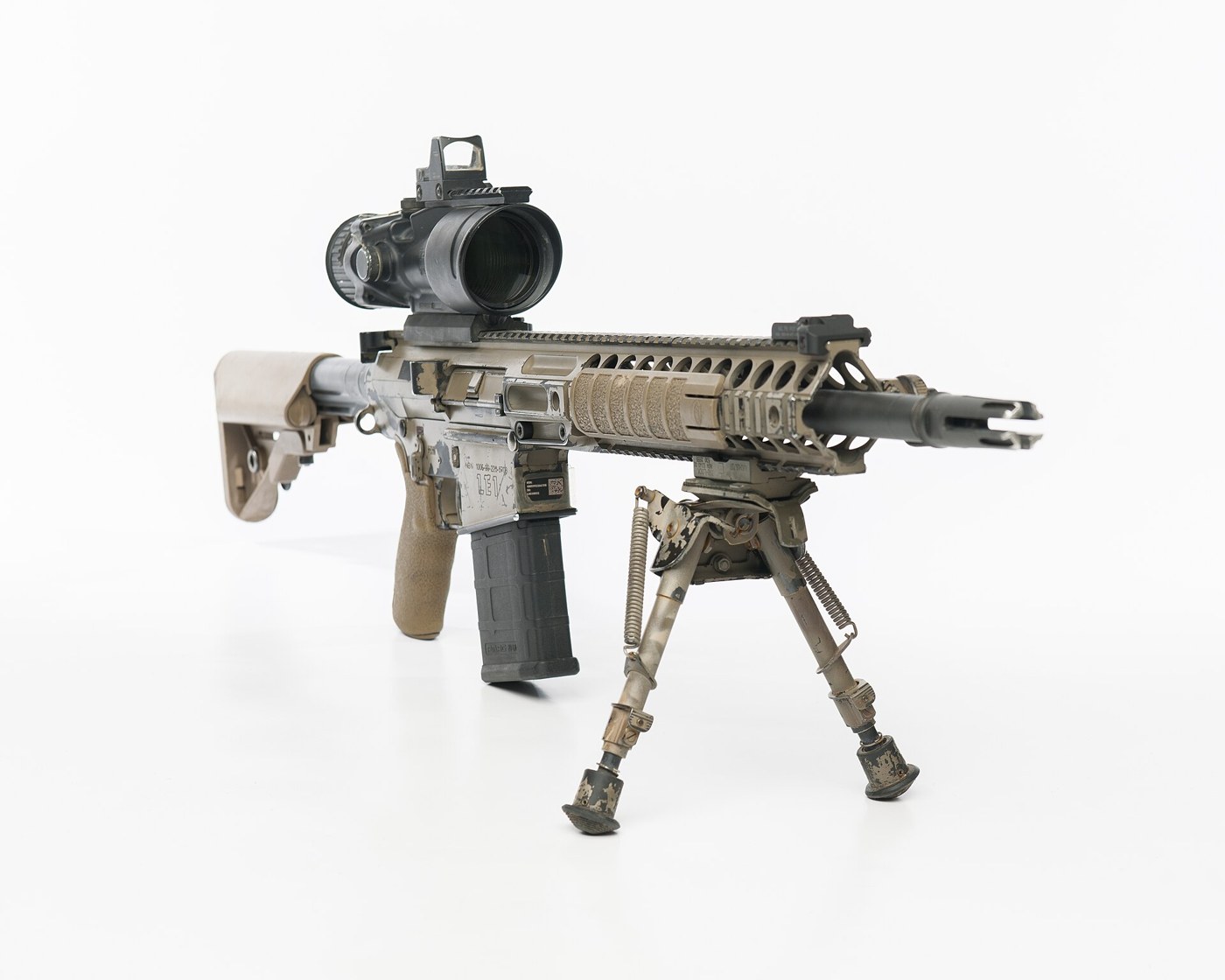 L129A1を斜め前から見る。銃身上には光学照準器を装着している。