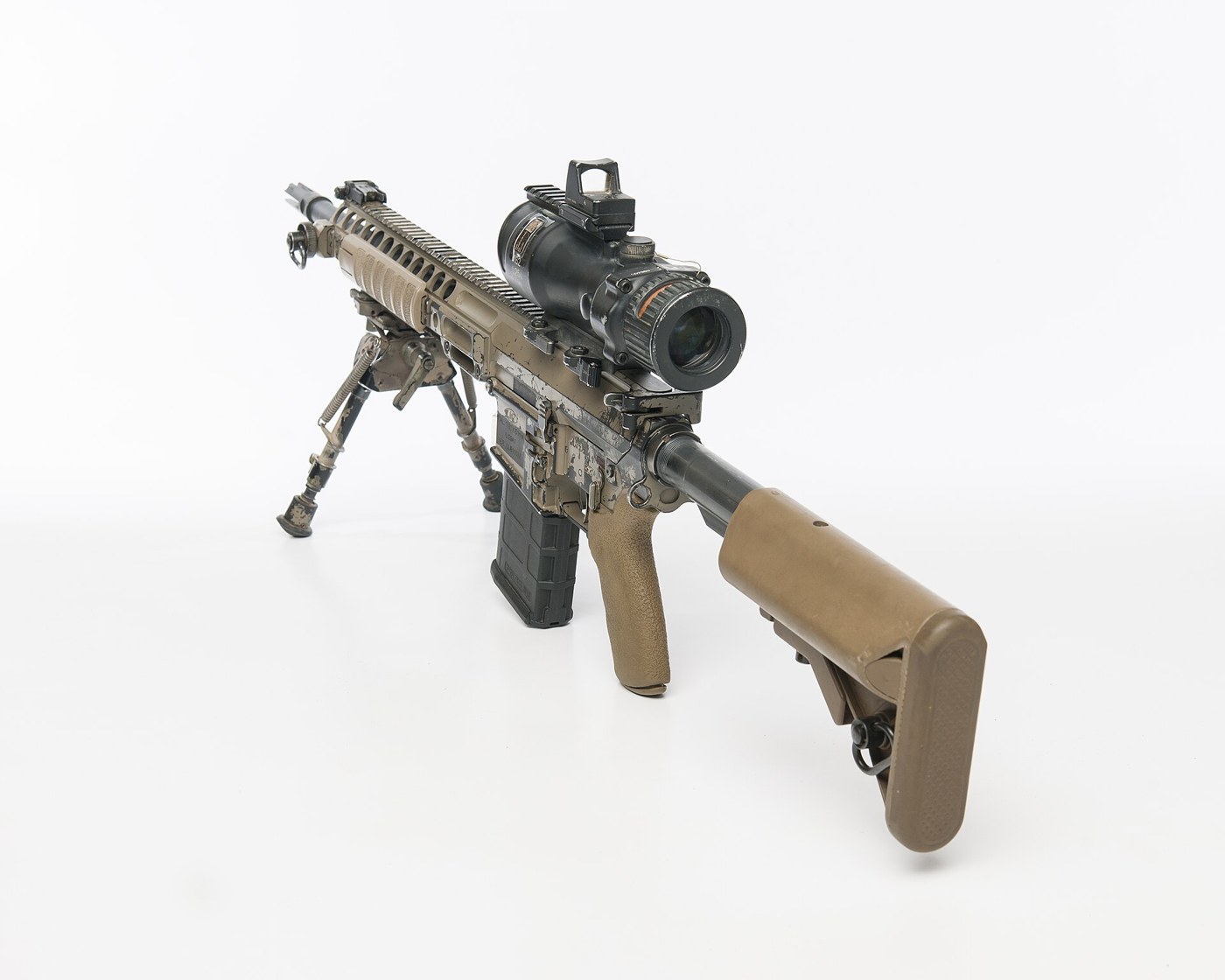 L129A1の銃床と機関部を後方から見る。