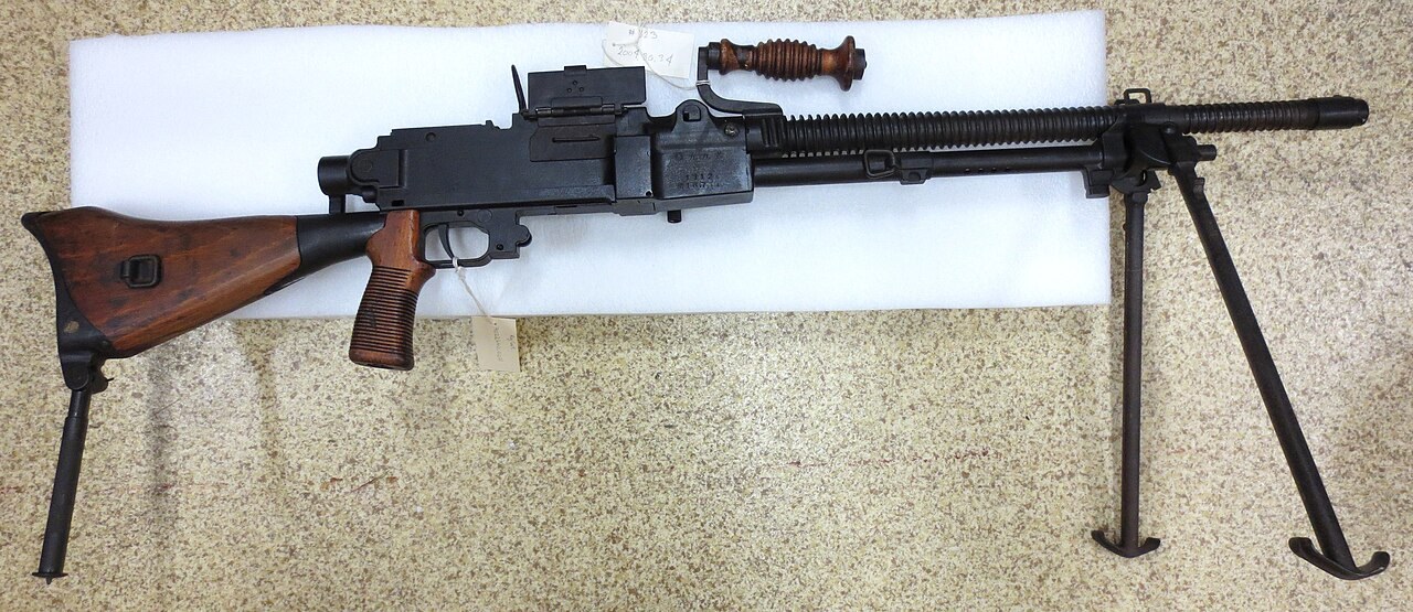 九九式軽機関銃。銃床下の単脚と銃口の消炎器が見える。