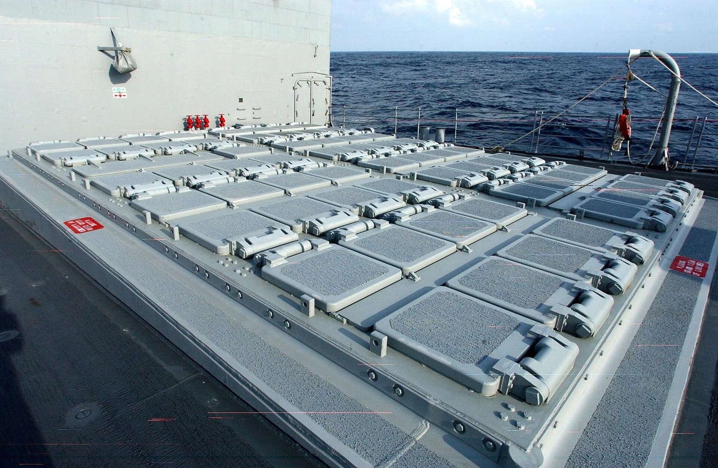 巡洋艦サン・ジャシントのMk41垂直発射装置。