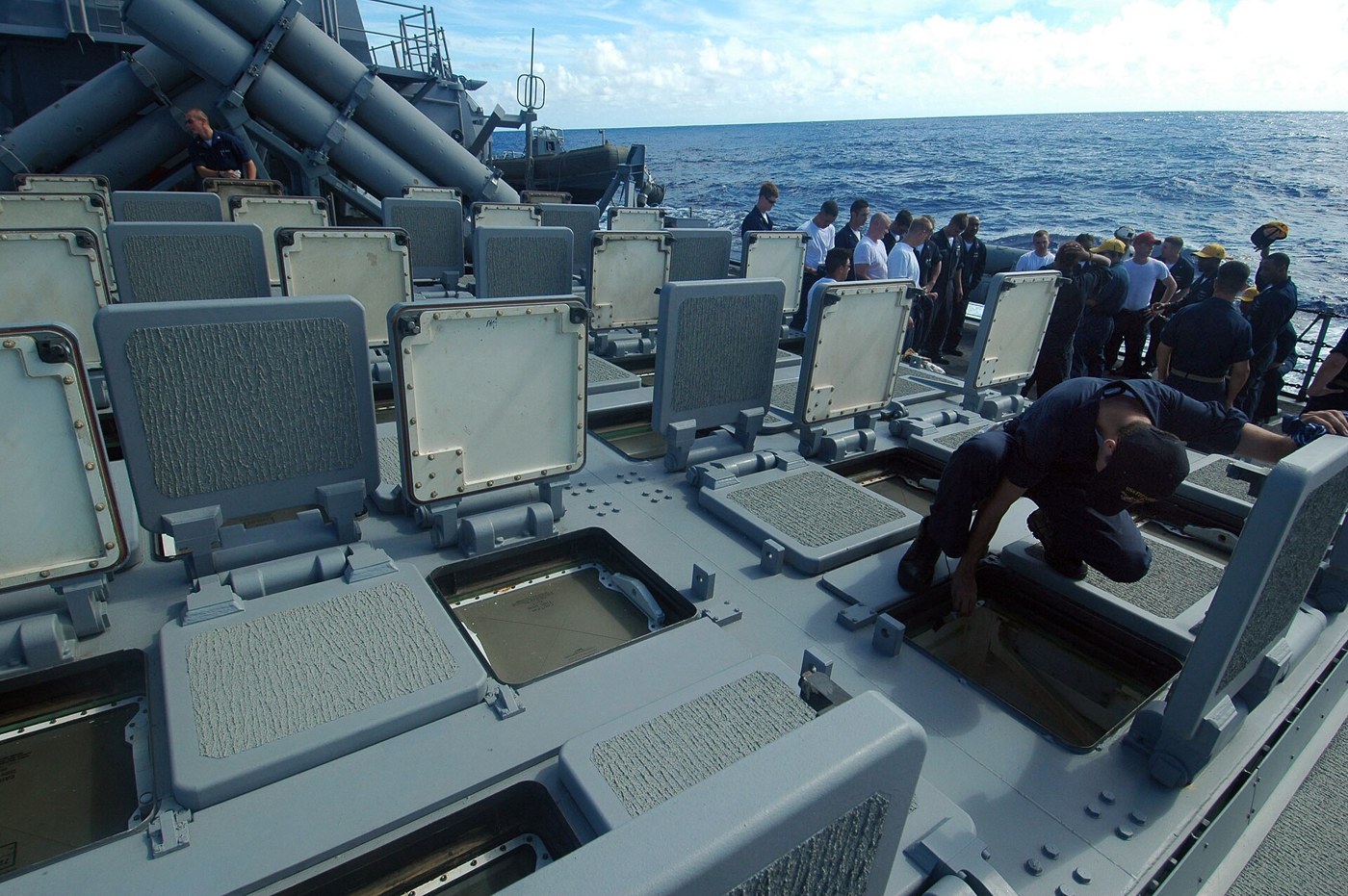 駆逐艦フィッツジェラルドのVLS甲板で作業する乗員(2005年)。